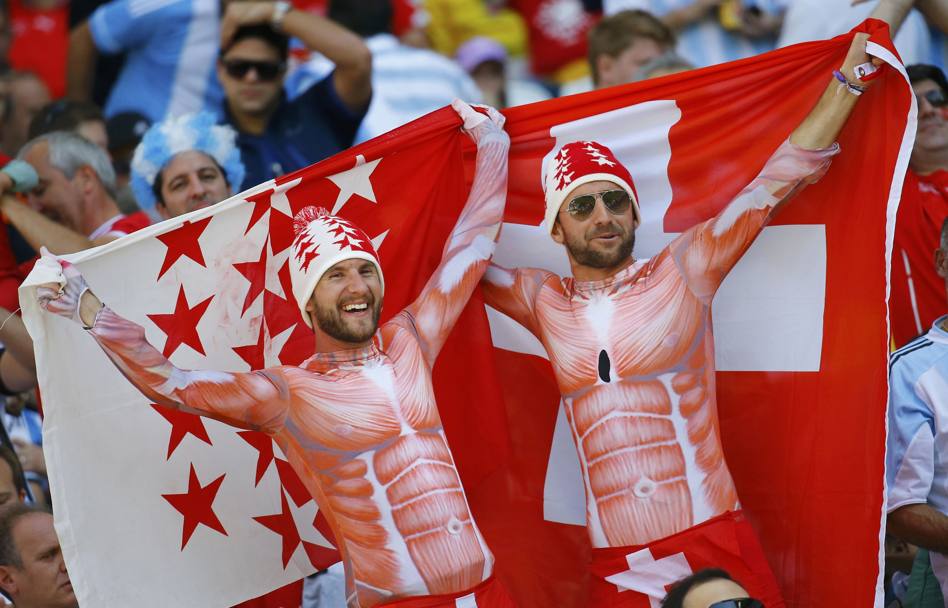 Tifosi della Svizzera con una maglia particolare... Reuters